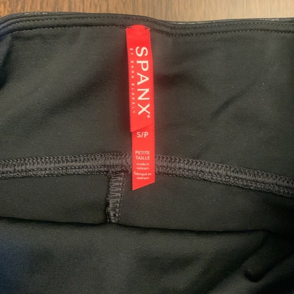 Spanx Black Faux Leather Leggings! Size Small Petite - Picture 2 of 10